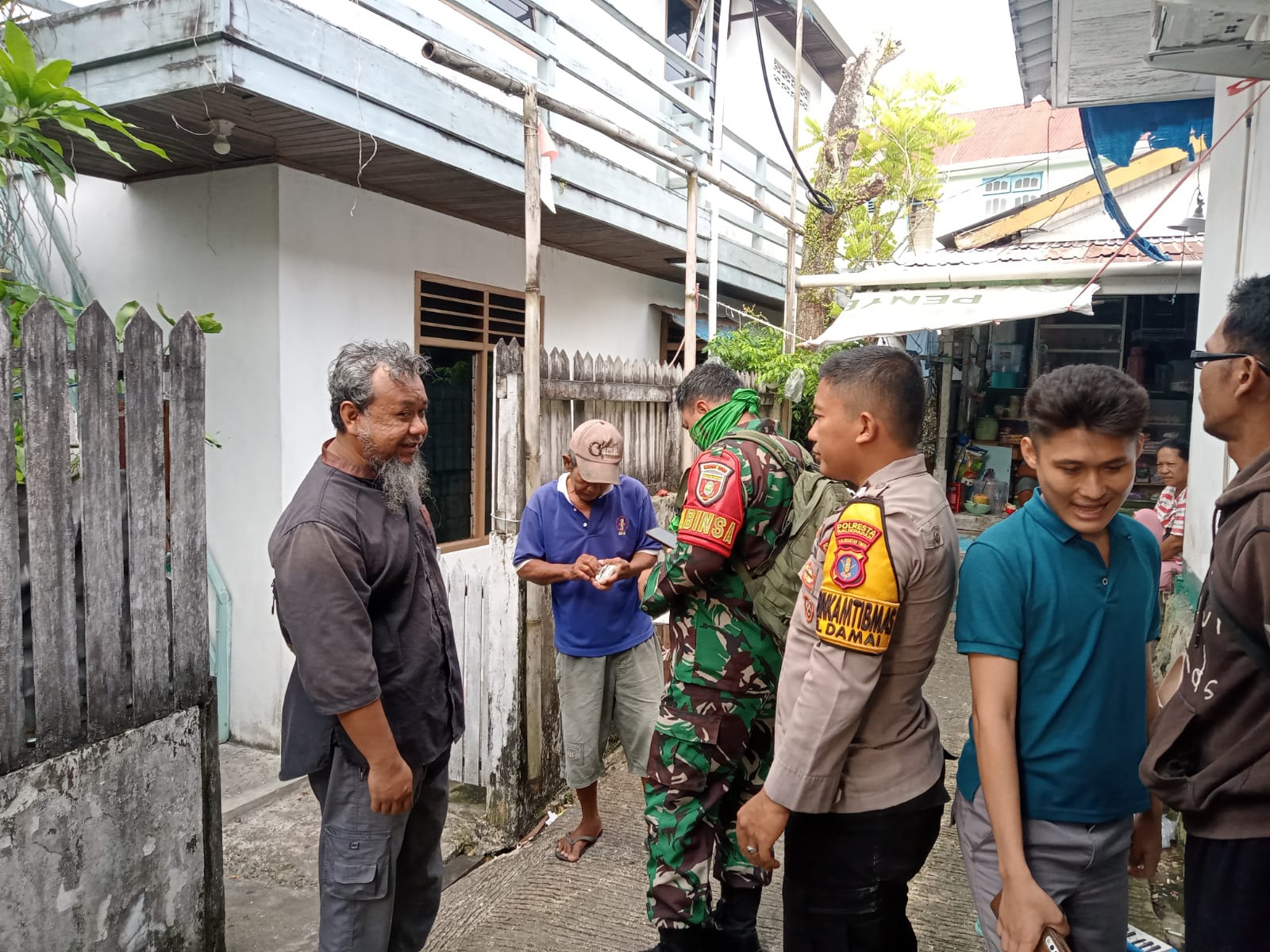 Petugas kepolisian bersama Babinsa berada di lokasi penemuan pria meninggal dunia di sebuah rumah indekos di Kelurahan Damai, Balikpapan.