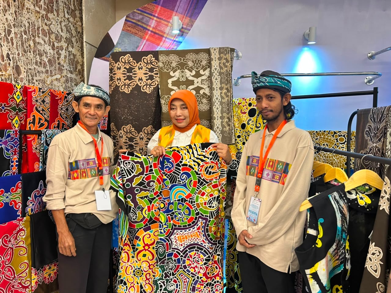 Perwakilan Kubedistik bersama PT Pertamina EP Tarakan Field memamerkan Batik Kalimantan Utara pada Road to HUT Dekranas ke-46 di Makassar.