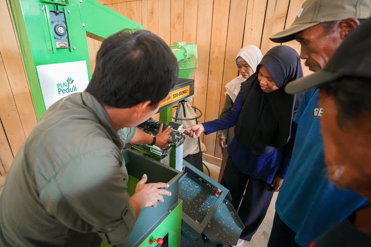 Tim PLN UPP KLT 2 memberikan demonstrasi penggunaan alat pertanian berbasis listrik kepada kelompok tani di Desa Margomulyo, Kutai Timur.