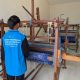 Peserta pelatihan mengoperasikan alat tenun tradisional dalam program pengembangan Tenun Berau di Kabupaten Berau.