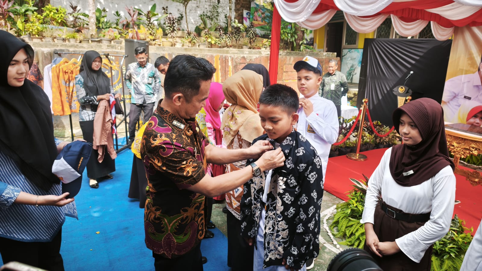Wali Kota Balikpapan Rahmad Mas'ud menyerahkan seragam sekolah gratis secara simbolis kepada siswa baru di SD Negeri 009 Balikpapan Utara.