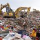 Alat berat mengelola timbunan sampah di TPA Manggar Balikpapan sebagai bagian dari sistem sanitary landfill untuk mencegah kebakaran saat musim kemarau.