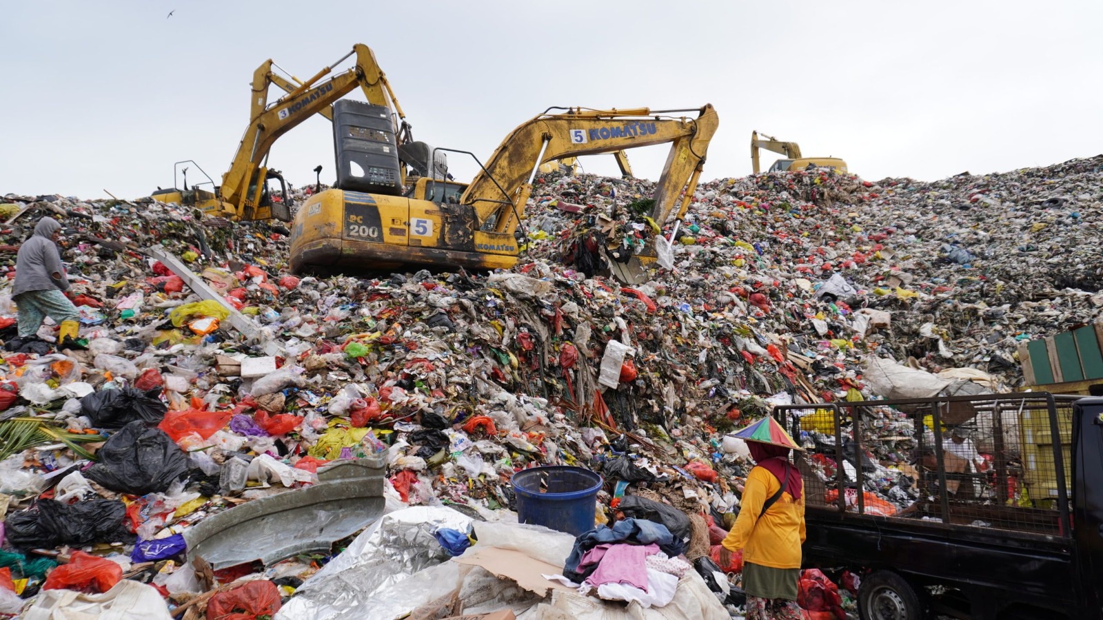 Alat berat mengelola timbunan sampah di TPA Manggar Balikpapan sebagai bagian dari sistem sanitary landfill untuk mencegah kebakaran saat musim kemarau.