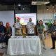 Direktur PT Pertamina Hulu Indonesia dan perwakilan Serikat Pekerja menunjukkan dokumen Perjanjian Kerja Bersama (PKB) 2026–2028 usai penandatanganan di Jakarta.