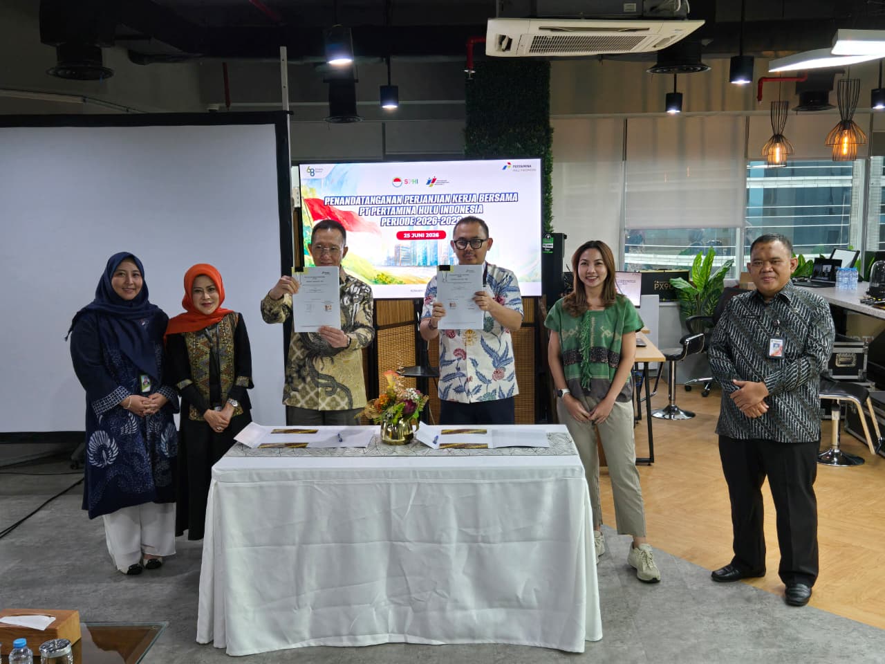Direktur PT Pertamina Hulu Indonesia dan perwakilan Serikat Pekerja menunjukkan dokumen Perjanjian Kerja Bersama (PKB) 2026–2028 usai penandatanganan di Jakarta.