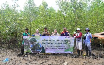 Tim PT Pertamina EP Bunyu Field bersama kelompok masyarakat berfoto usai penanaman mangrove di Desa Bunyu Selatan, Kabupaten Bulungan, Kalimantan Utara.