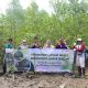 Tim PT Pertamina EP Bunyu Field bersama kelompok masyarakat berfoto usai penanaman mangrove di Desa Bunyu Selatan, Kabupaten Bulungan, Kalimantan Utara.