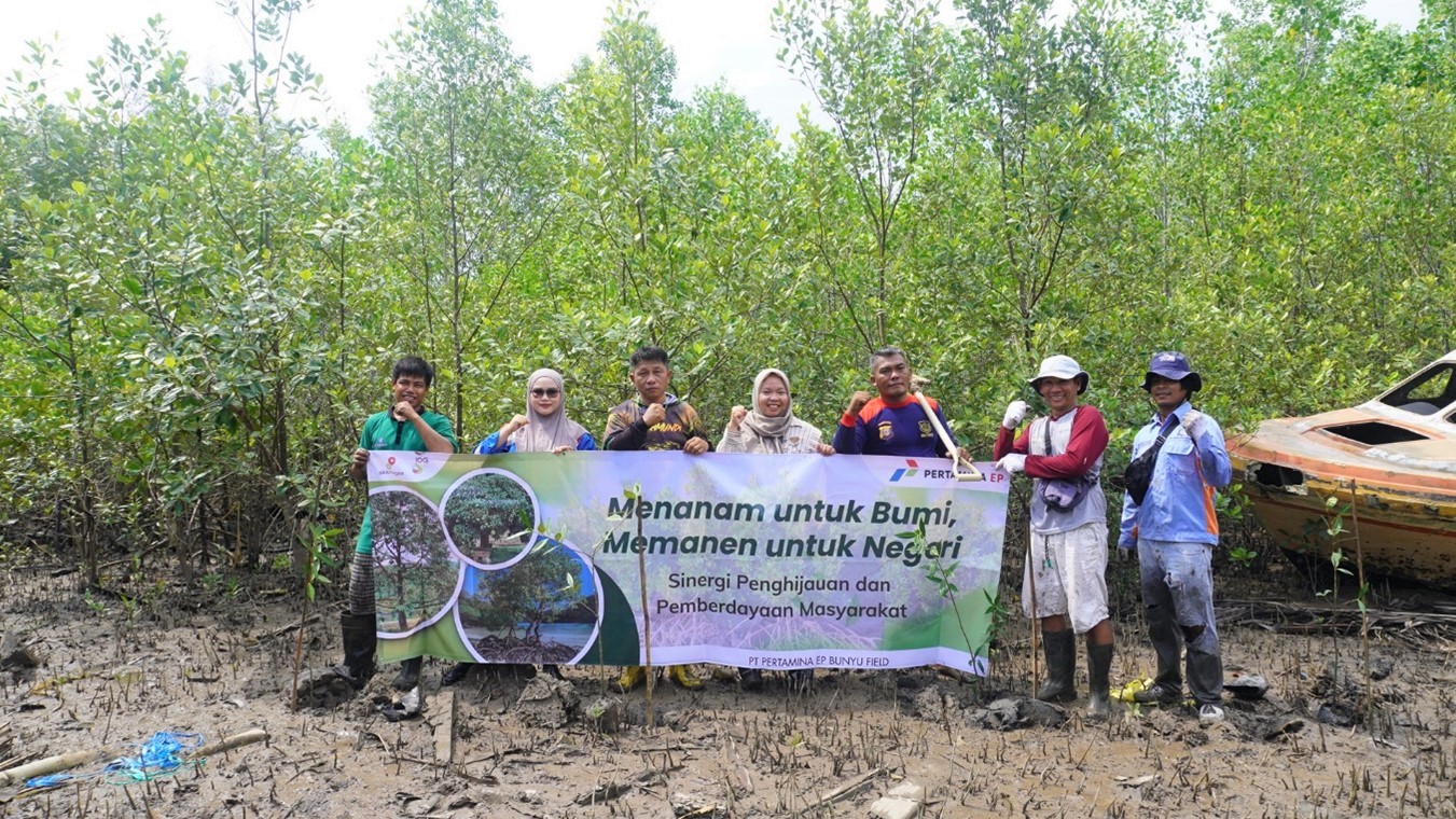 Tim PT Pertamina EP Bunyu Field bersama kelompok masyarakat berfoto usai penanaman mangrove di Desa Bunyu Selatan, Kabupaten Bulungan, Kalimantan Utara.