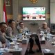 Komjen Pol. M. Fadil Imran memimpin rapat evaluasi transformasi Layanan Polisi 110 dan Command Center di Polresta Sorong Kota.