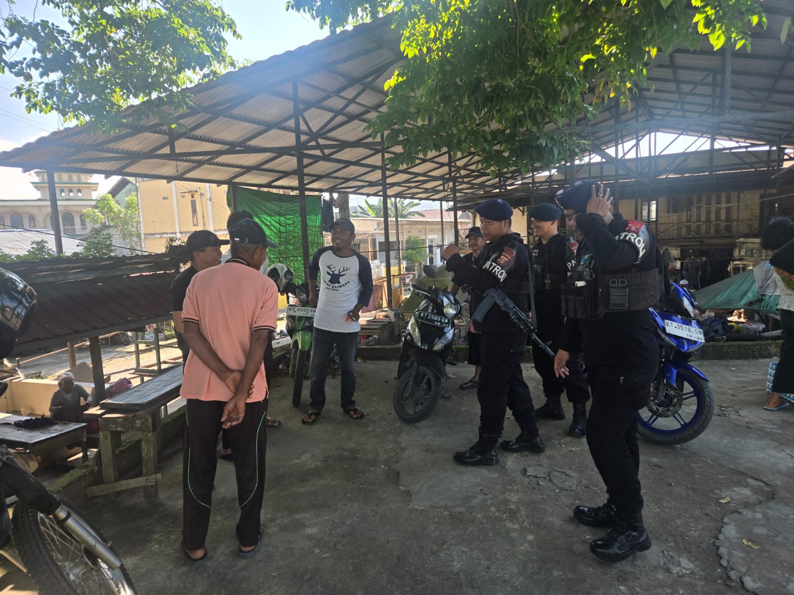 Personel Brimob Polda Kaltim berdialog dengan petugas keamanan saat patroli di salah satu obyek vital di Kota Samarinda.