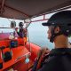 Tim Rescue Pos SAR Sangatta menuju lokasi operasi pencarian nelayan hilang di perairan Muara Berau menggunakan Rigid Inflatable Boat (RIB).