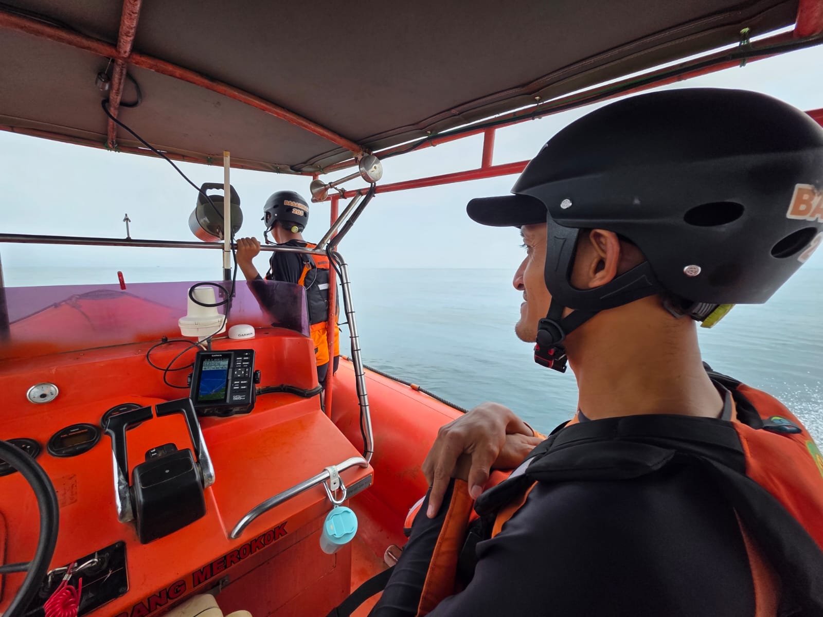 Tim Rescue Pos SAR Sangatta menuju lokasi operasi pencarian nelayan hilang di perairan Muara Berau menggunakan Rigid Inflatable Boat (RIB).