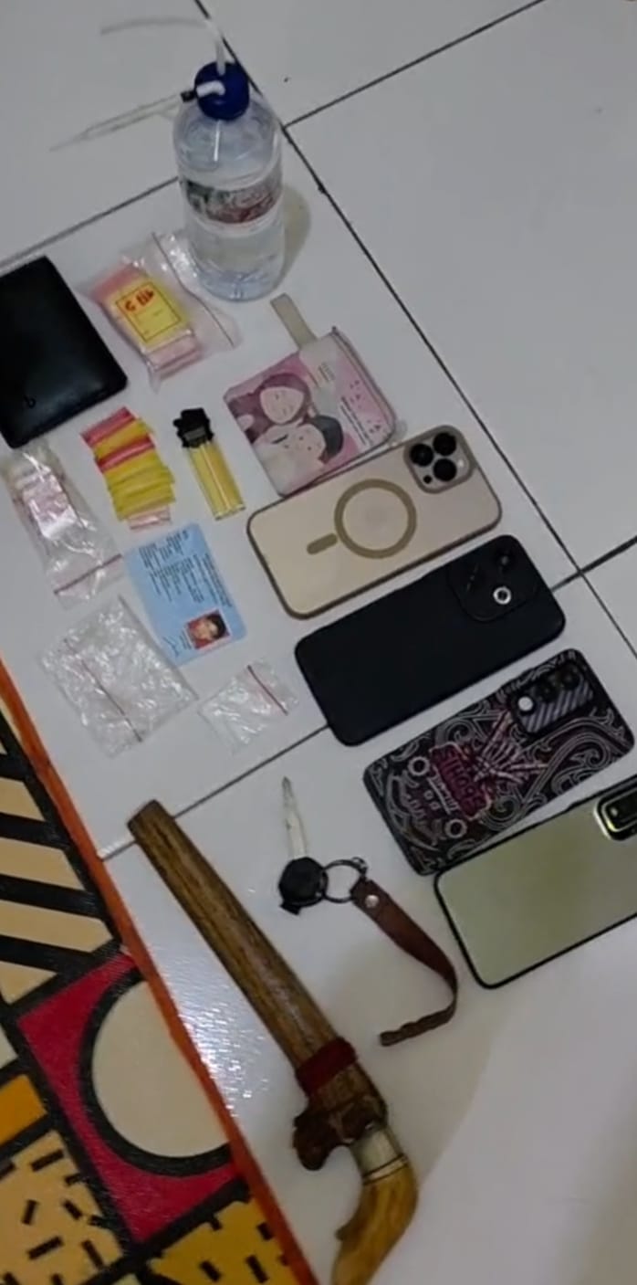 Barang bukti sabu, telepon genggam, uang tunai, dan perlengkapan lain yang disita Polda Kaltim dalam pengungkapan sindikat sabu di Sangatta, Kutai Timur.