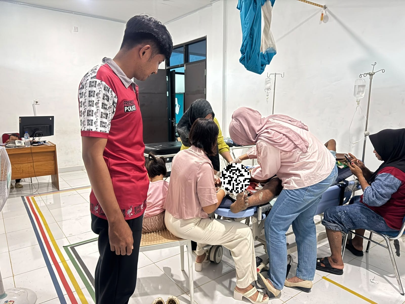 Petugas medis memberikan penanganan kepada nelayan yang terluka akibat serangan buaya di Puskesmas Lempake, Berau.