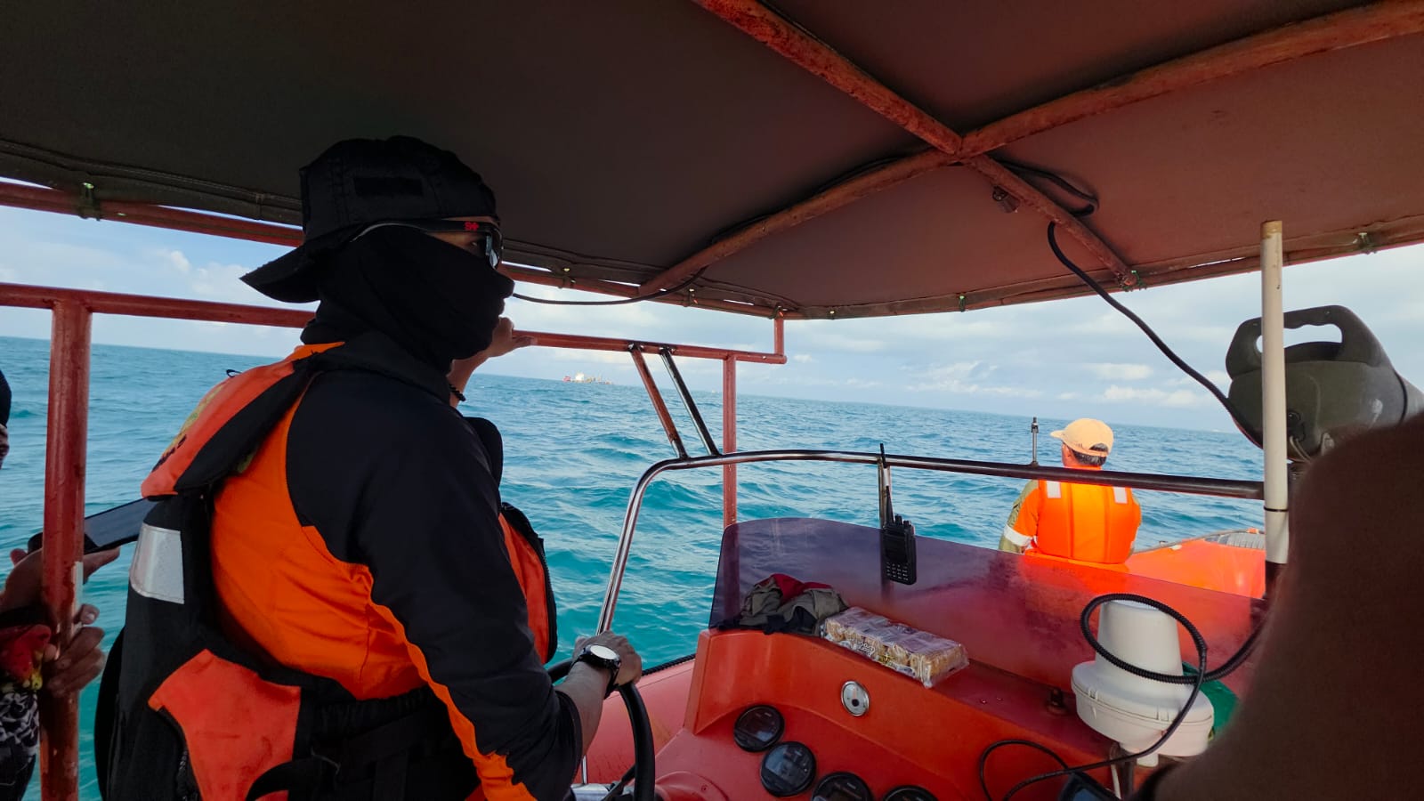 Tim SAR Gabungan melakukan pencarian nelayan hilang menggunakan kapal penyelamat di Perairan Muara Berau, Kutai Kartanegara.