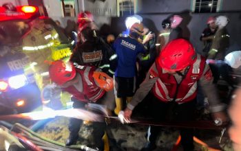 Personel Satbrimob Polda Kaltim bersama petugas gabungan menangani kebakaran permukiman di Jalan Untung Suropati, Samarinda.