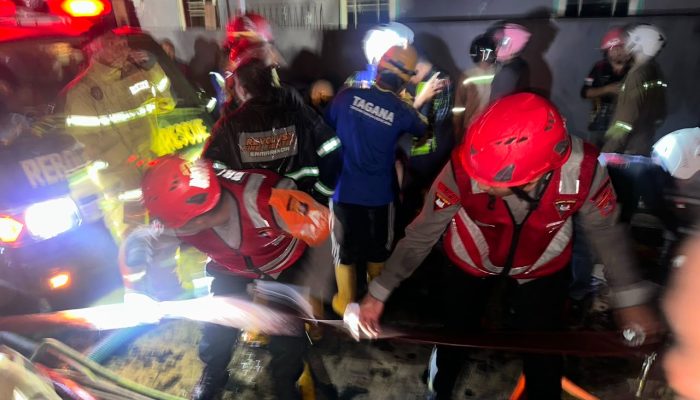 Lima Rumah Terbakar di Samarinda, Brimob Bergerak Cepat Bantu Pemadaman