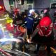 Personel Satbrimob Polda Kaltim bersama petugas gabungan menangani kebakaran permukiman di Jalan Untung Suropati, Samarinda.