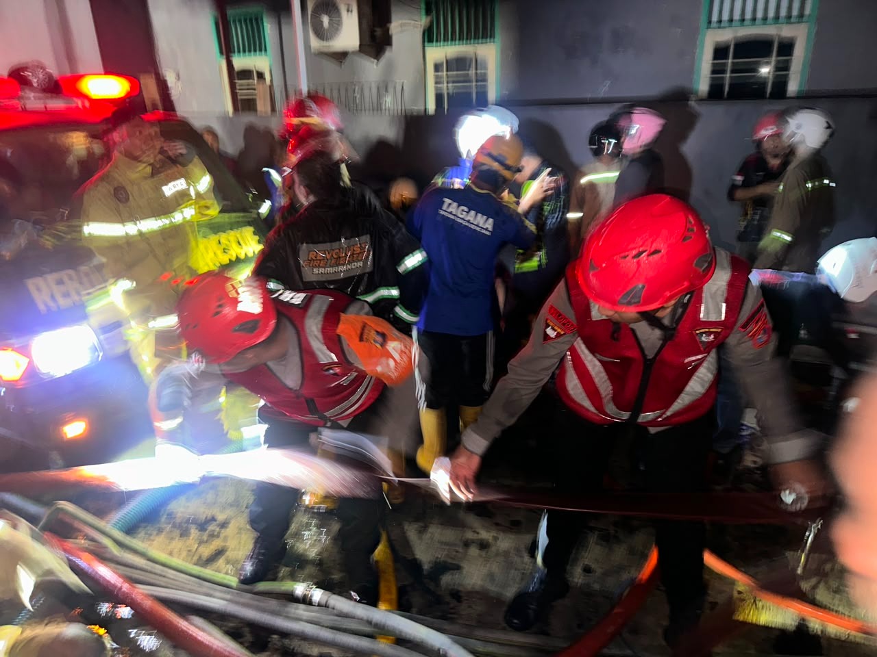 Personel Satbrimob Polda Kaltim bersama petugas gabungan menangani kebakaran permukiman di Jalan Untung Suropati, Samarinda.
