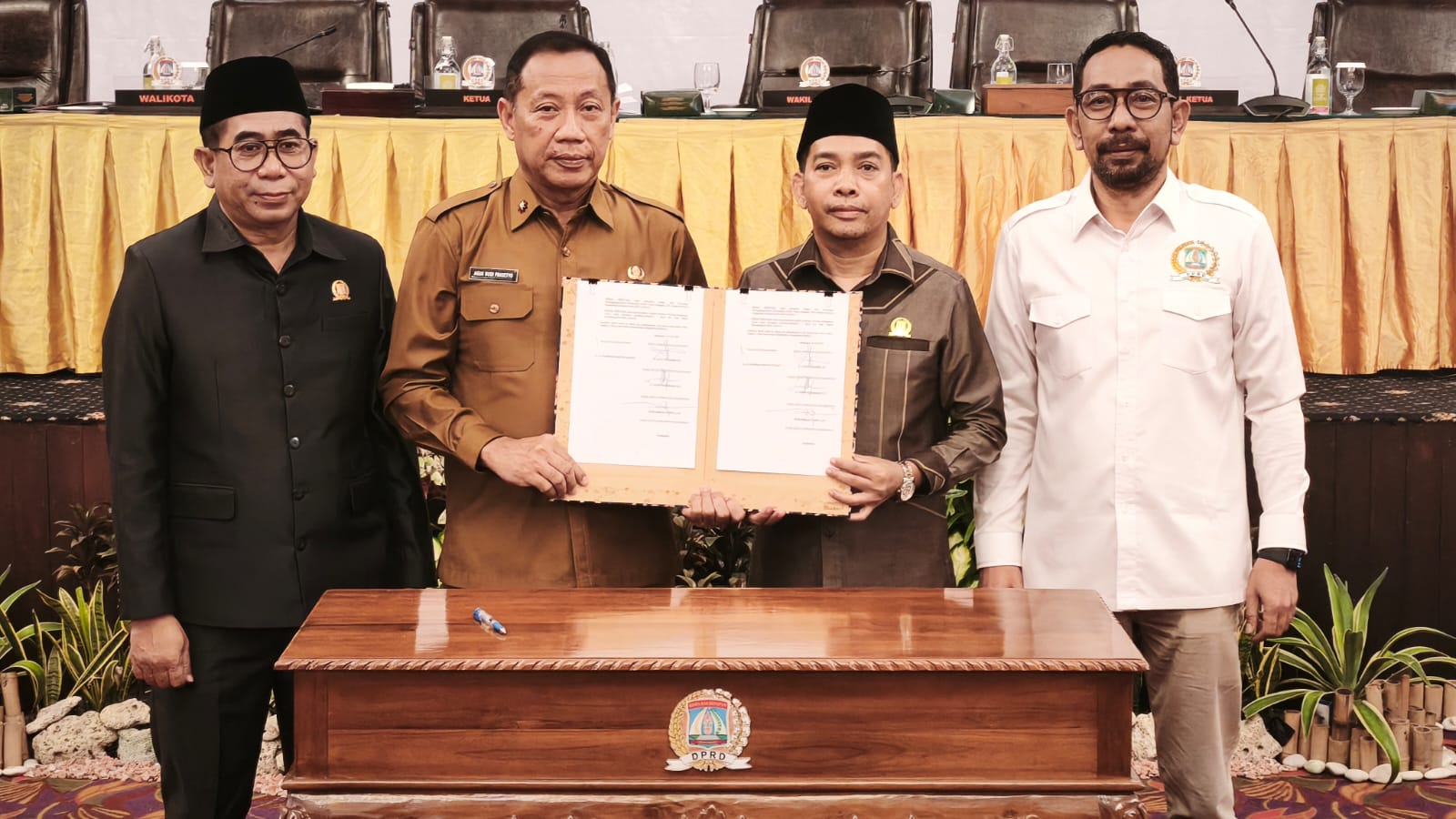 Sekretaris Daerah Balikpapan bersama pimpinan DPRD menunjukkan dokumen persetujuan Raperda Pertanggungjawaban APBD Tahun Anggaran 2025 usai Rapat Paripurna.