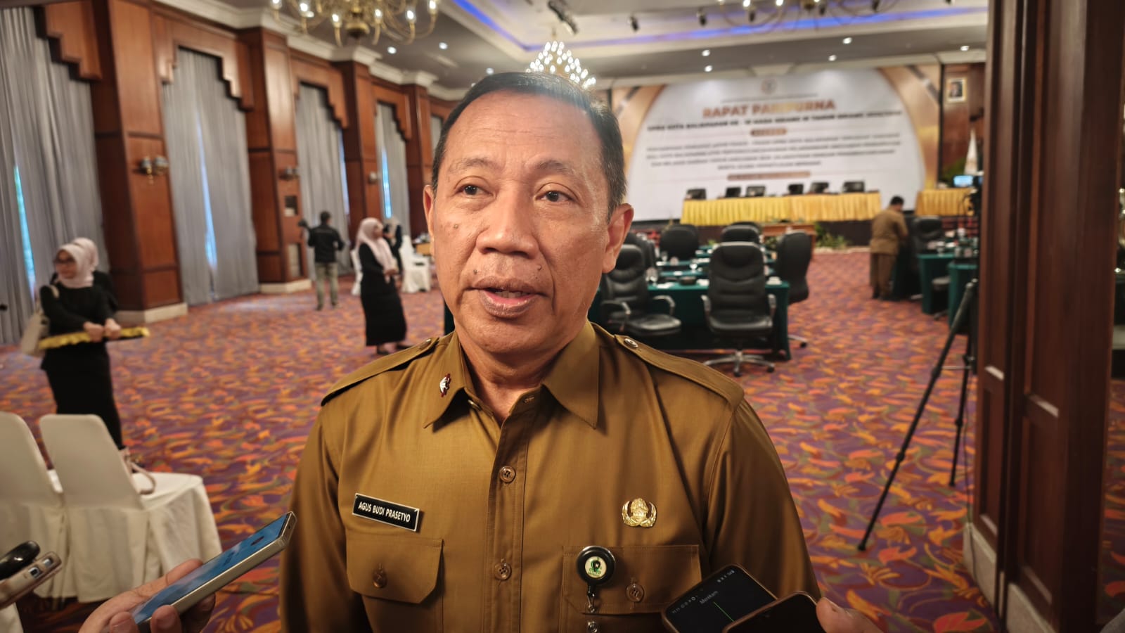 Sekda Balikpapan Agus Budi Prasetyo memberikan keterangan kepada wartawan usai Rapat Paripurna DPRD terkait Raperda Pertanggungjawaban APBD 2025.
