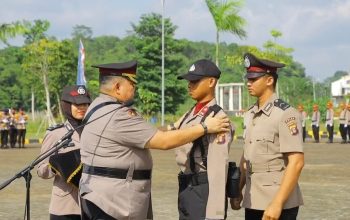 Karo SDM Polda Kaltim menyematkan tanda pangkat kepada siswa saat pembukaan Pendidikan Bintara Polri SPKT Tahun Anggaran 2026 di SPN Aji Muhammad Salehuddin II.