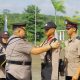 Karo SDM Polda Kaltim menyematkan tanda pangkat kepada siswa saat pembukaan Pendidikan Bintara Polri SPKT Tahun Anggaran 2026 di SPN Aji Muhammad Salehuddin II.