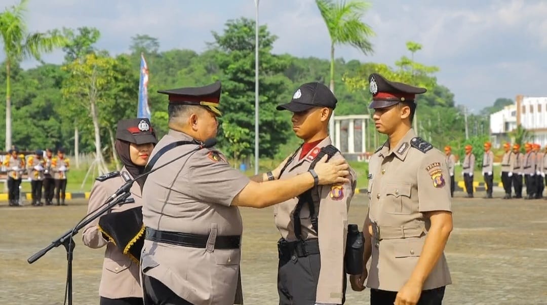 Karo SDM Polda Kaltim menyematkan tanda pangkat kepada siswa saat pembukaan Pendidikan Bintara Polri SPKT Tahun Anggaran 2026 di SPN Aji Muhammad Salehuddin II.