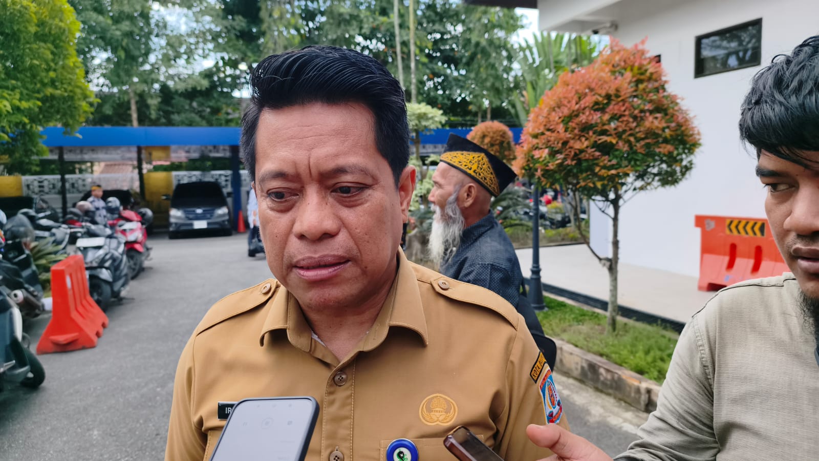 Kepala Disdikbud Balikpapan Irfan Taufik memberikan keterangan kepada wartawan terkait pengajuan dana BTT untuk perbaikan jalan menuju SDN 022 Balikpapan Timur.