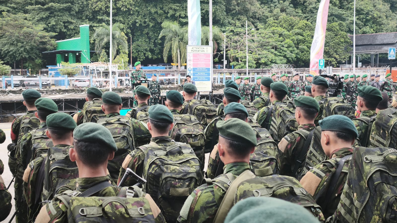 Pangdam VI/Mulawarman Mayjen TNI Krido Pramono menyambut 340 personel Satgas Yonif 613/Raja Alam yang kembali dari penugasan di Papua di Pelabuhan Semayang, Balikpapan.