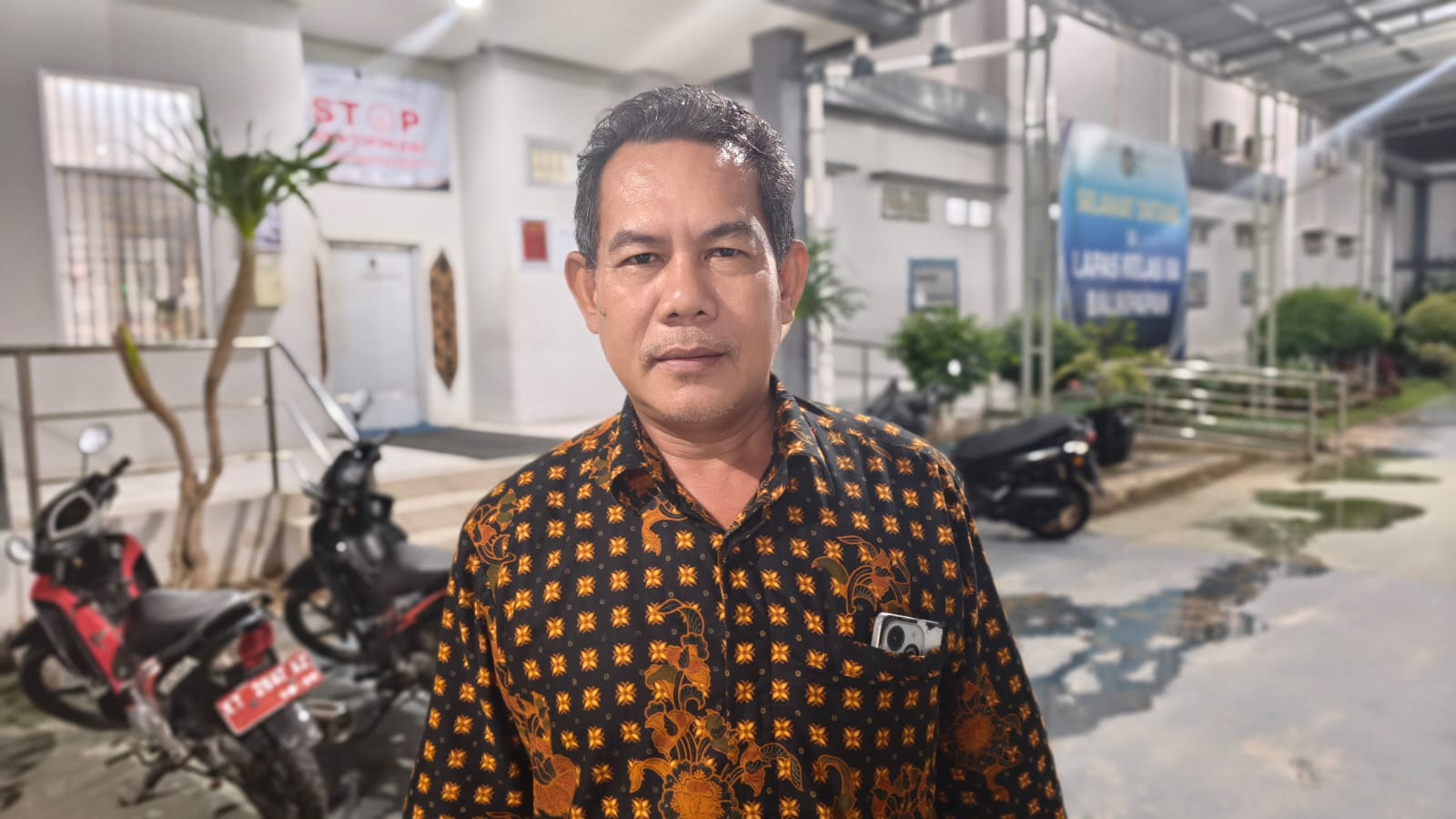 Kuasa hukum Rohmat Harsono, Efi Maryono, memberikan keterangan kepada wartawan usai pemeriksaan saksi kasus tambang ilegal eks Hotel Tirta di Balikpapan.
