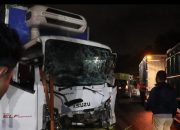 Truk Fuso Diduga Rem Blong, Hantam 7 Mobil dan 3 Motor di Pelabuhan Semayang