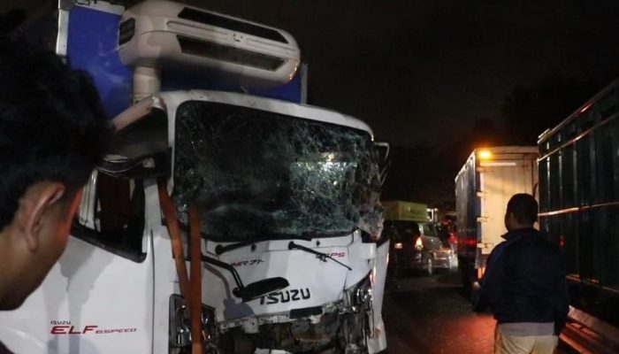 Truk Fuso Diduga Rem Blong, Hantam 7 Mobil dan 3 Motor di Pelabuhan Semayang
