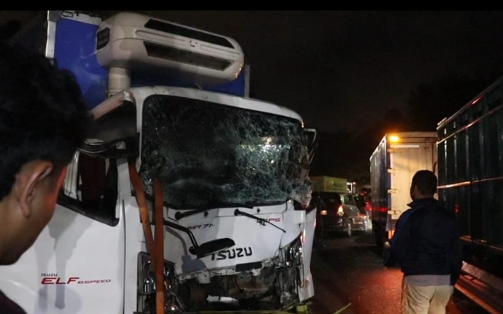 Truk fuso mengalami kerusakan parah usai diduga mengalami rem blong dan menabrak sejumlah kendaraan di depan Pelabuhan Semayang, Balikpapan.