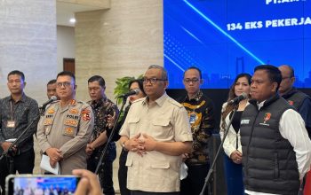 Wakil Menteri Ketenagakerjaan Afriansyah Noor bersama Kepala Desk Ketenagakerjaan Polri Brigjen Pol. Mohammad Irhamni menyampaikan hasil penyelesaian sengketa PHK 134 pekerja PT Amos Indah Indonesia di Jakarta.
