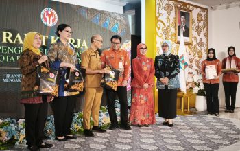 Ketua Dekranasda Balikpapan Nurlena Rahmad Mas'ud bersama Sekjen Dekranas Reni Yanita membuka Raker Dekranasda Balikpapan Periode 2026–2030 di Aula Rumjab Wali Kota Balikpapan.