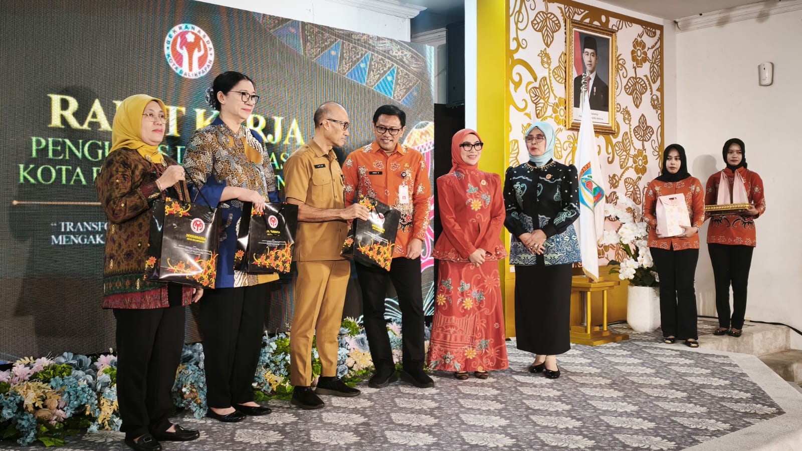 Ketua Dekranasda Balikpapan Nurlena Rahmad Mas'ud bersama Sekjen Dekranas Reni Yanita membuka Raker Dekranasda Balikpapan Periode 2026–2030 di Aula Rumjab Wali Kota Balikpapan.
