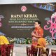 Kepala DKUMKMP Kota Balikpapan Heruresandy Setia Kesuma memaparkan program transformasi Dekranasda Balikpapan dalam Raker Pengurus periode 2026–2030.