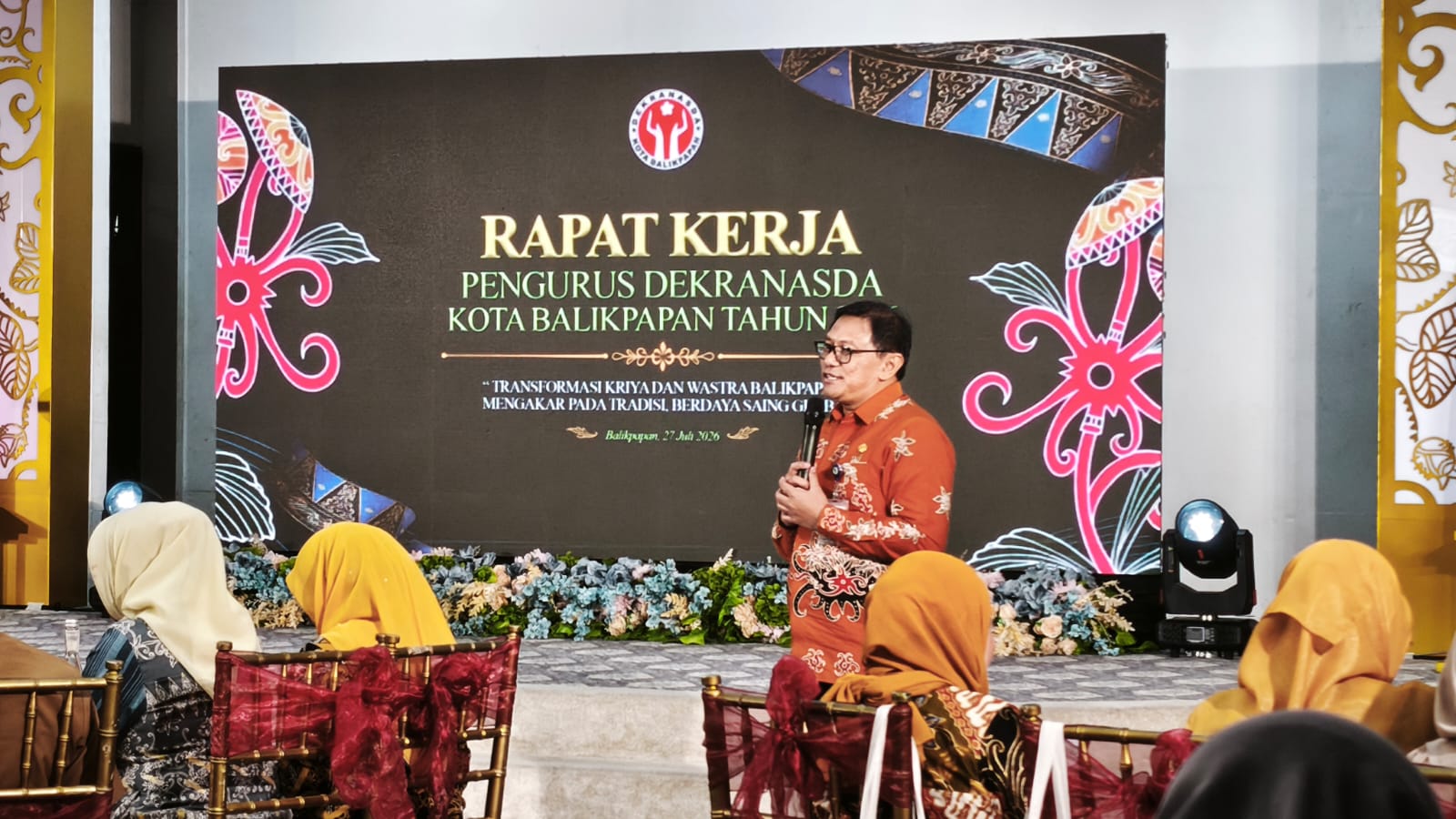 Kepala DKUMKMP Kota Balikpapan Heruresandy Setia Kesuma memaparkan program transformasi Dekranasda Balikpapan dalam Raker Pengurus periode 2026–2030.