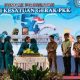 Ketua TP PKK Kota Balikpapan Nurlena Rahmad Mas'ud menyerahkan tumpeng kepada Ketua TP PKK Provinsi Kalimantan Timur pada puncak HKG PKK ke-54 di BSCC Dome Balikpapan.