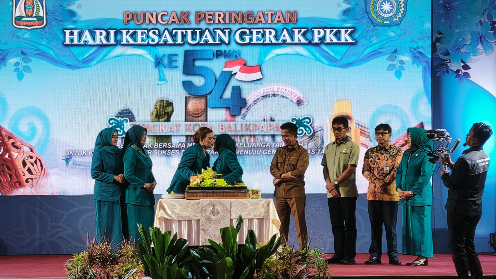 Ketua TP PKK Kota Balikpapan Nurlena Rahmad Mas'ud menyerahkan tumpeng kepada Ketua TP PKK Provinsi Kalimantan Timur pada puncak HKG PKK ke-54 di BSCC Dome Balikpapan.