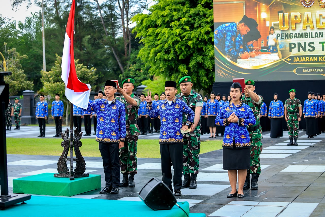 Prosesi pengambilan sumpah 241 CPNS menjadi PNS Kementerian Pertahanan Unit Organisasi TNI Angkatan Darat di Makodam VI/Mulawarman, Balikpapan.