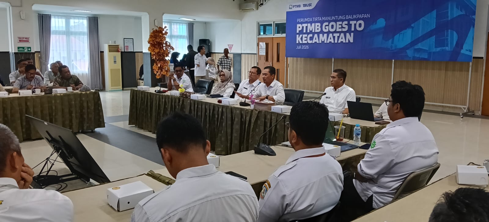 Direktur Utama PTMB Balikpapan Yudhi Saharuddin berdialog dengan perwakilan kecamatan, kelurahan, dan RT dalam kegiatan PTMB Goes to Kecamatan di Kantor PTMB Balikpapan.