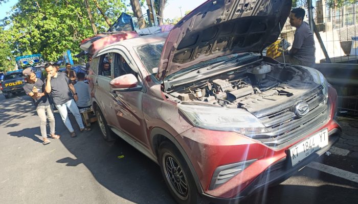 Tinggalkan Ponsel di Dalam Mobil, Driver Grab Alami Kebakaran di Semayang