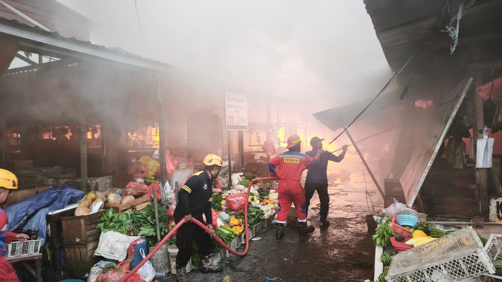 Petugas pemadam kebakaran berupaya memadamkan kobaran api yang melanda Pasar Sepinggan di Balikpapan Selatan pada Jumat pagi.